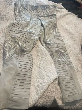 PINK Victoria’s Secret Ultimate M Capri Leggings Sheer ankles Soft beige gray